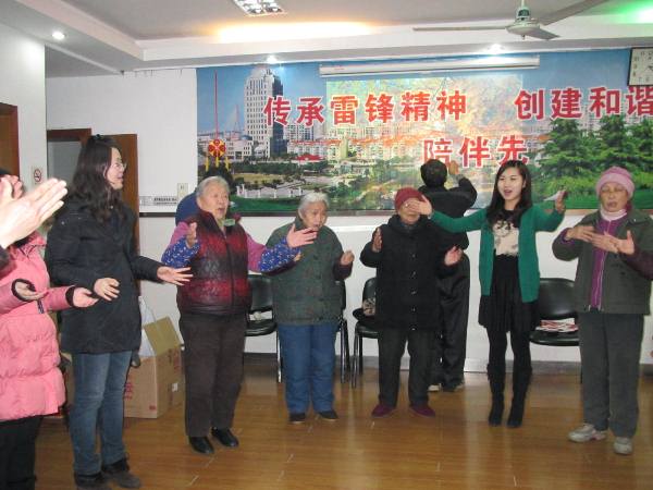 关爱志愿者活动2.jpg 关爱志愿者活动2.jpg
